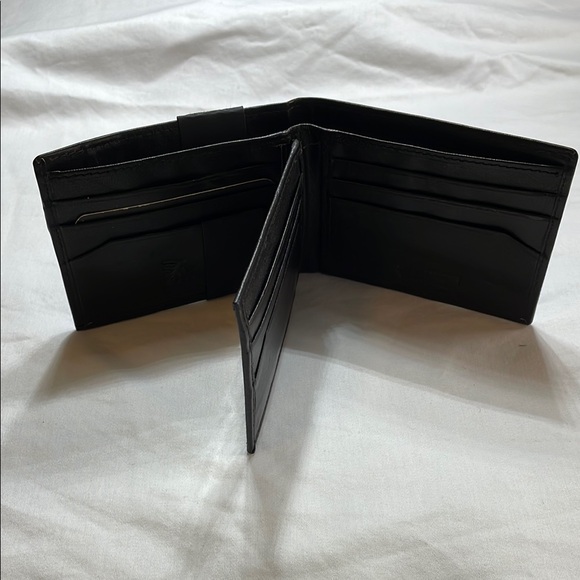 Steve Madden Black Leather Passcase RFID Technology-Wallet - Picture 4 of 8